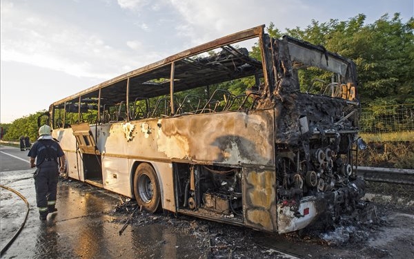 Kigyulladt egy gyerekeket szállító busz az M0-son 