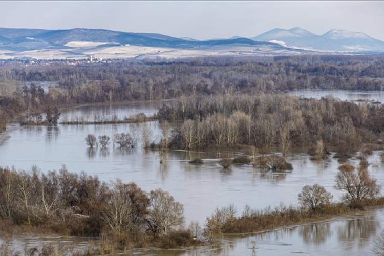 Továbbra is árad a Tisza Kisköre alatt