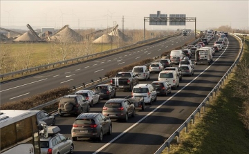 Hétfőtől elérhetőek a 2021-es éves autópálya-matricák