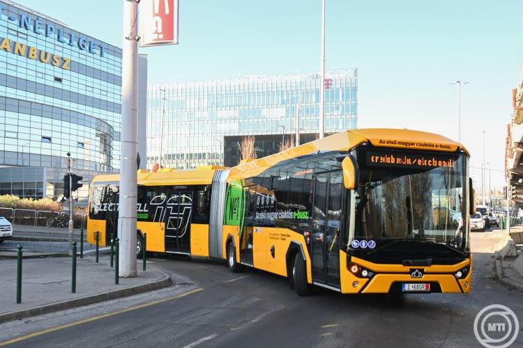 Bemutatták az első magyar elektromos csuklós buszt