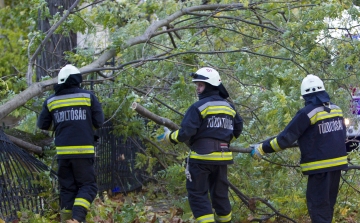 Négy megyében, több tízezer fogyasztónál nincs áram a vihar miatt