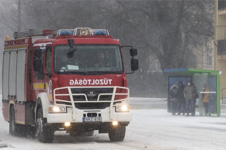 Több mint négyszáz esethez riasztották a tűzoltókat csütörtökön