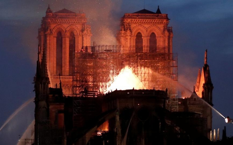 Hatalmas lángokkal égett a párizsi Notre Dame, de sikerült megmenteni szerkezetét